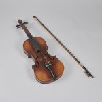 498467 Violin with bow